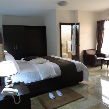 Airport Plaza Hotel Djoeba Buitenkant foto