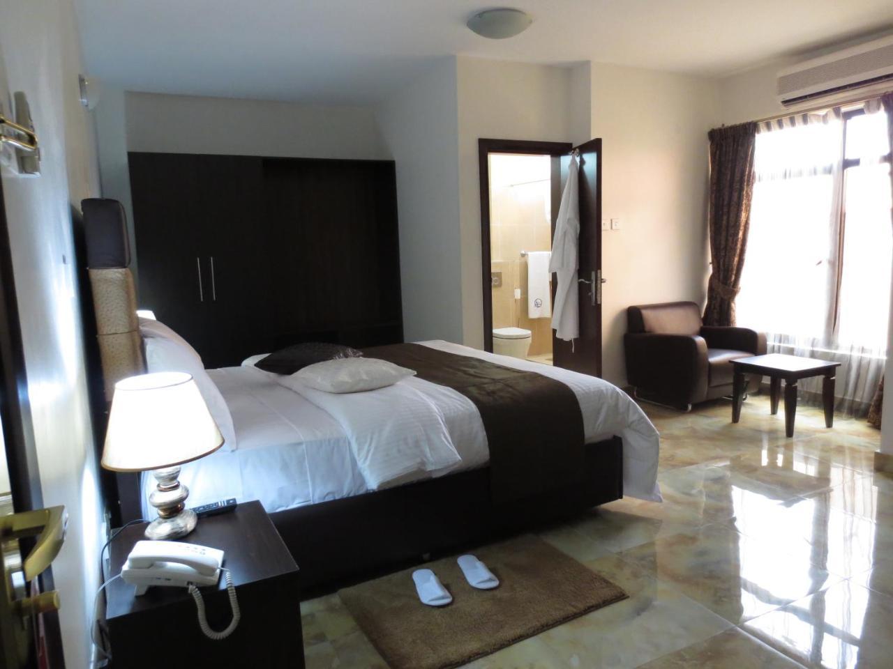 Airport Plaza Hotel Djoeba Buitenkant foto