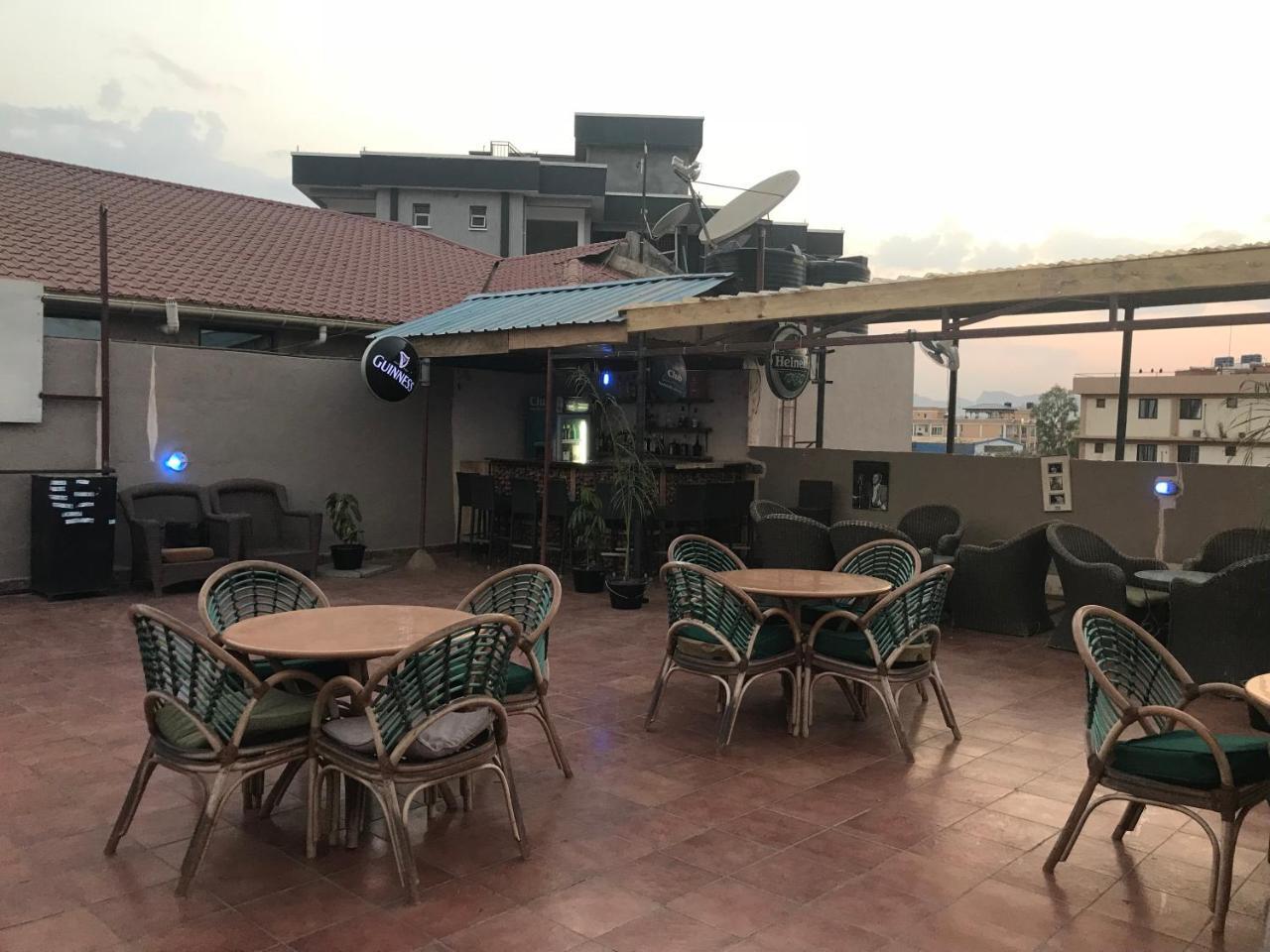 Airport Plaza Hotel Djoeba Buitenkant foto