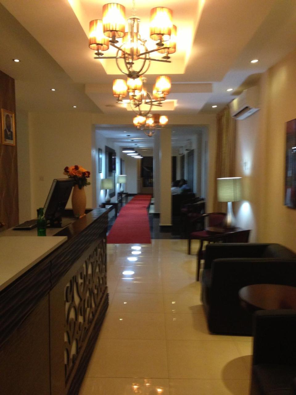 Airport Plaza Hotel Djoeba Buitenkant foto