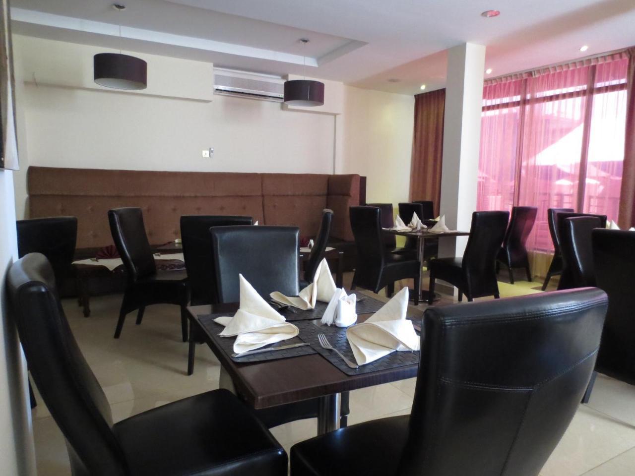 Airport Plaza Hotel Djoeba Buitenkant foto
