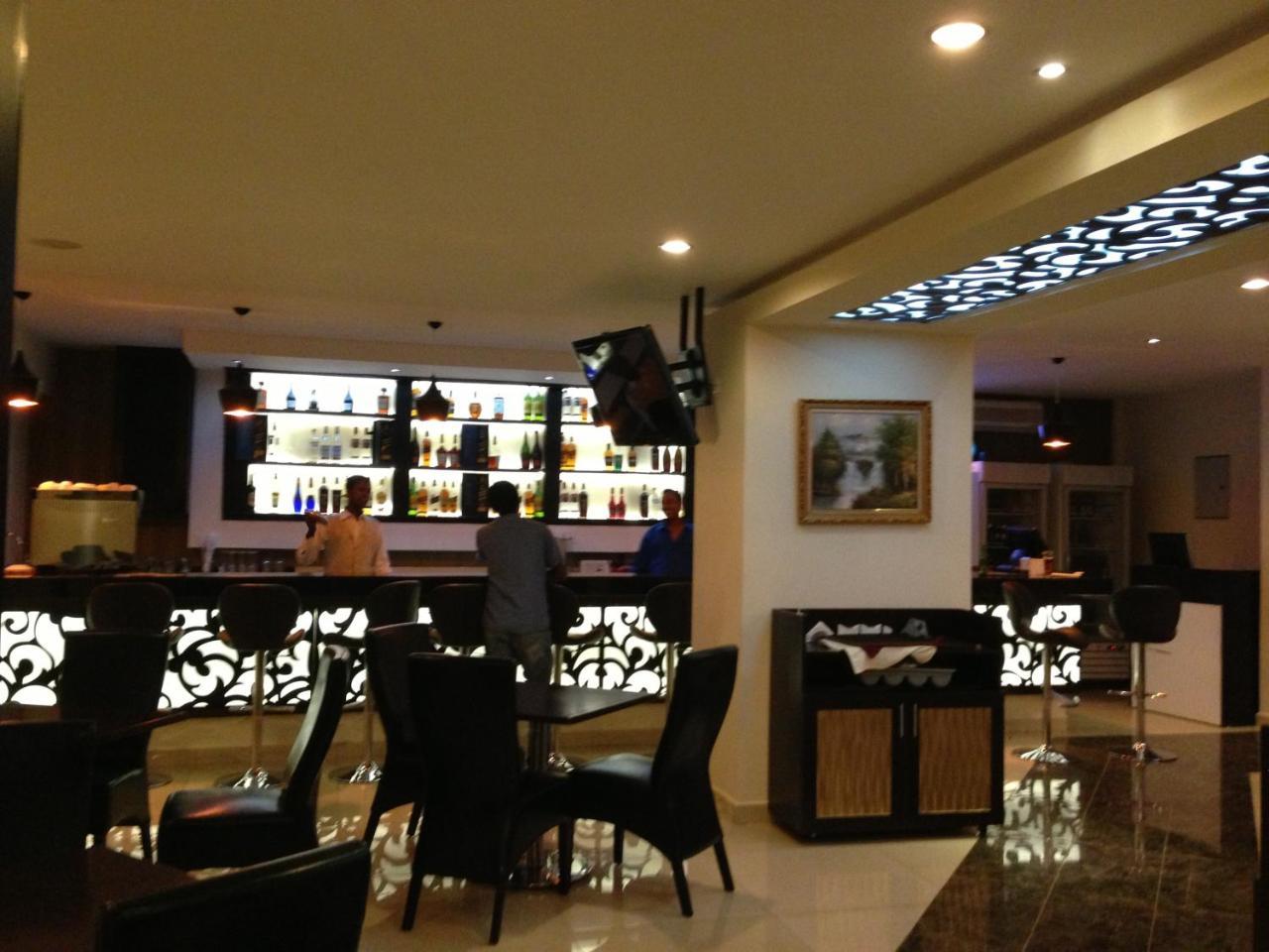Airport Plaza Hotel Djoeba Buitenkant foto