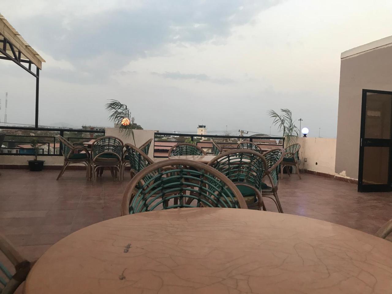 Airport Plaza Hotel Djoeba Buitenkant foto