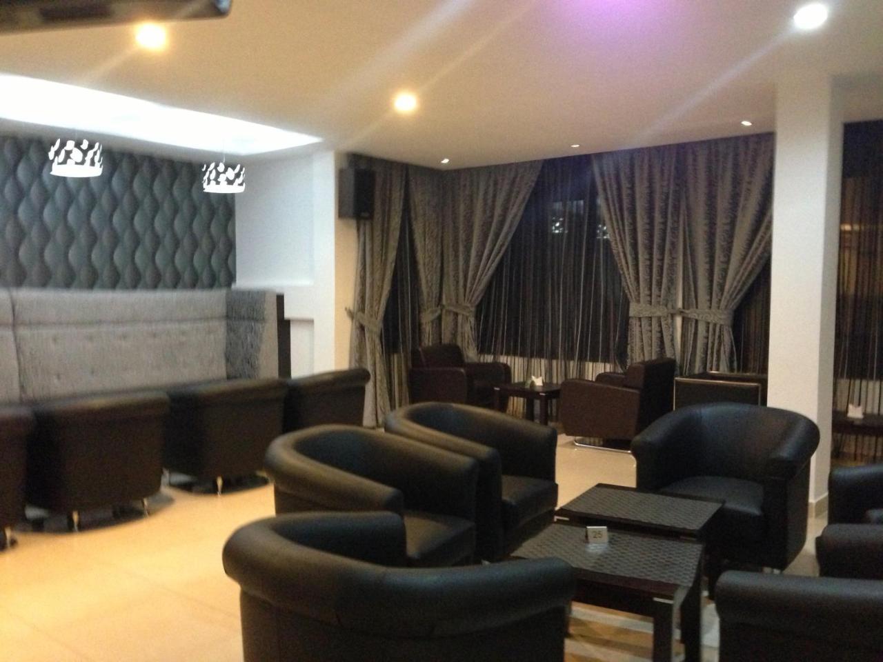 Airport Plaza Hotel Djoeba Buitenkant foto