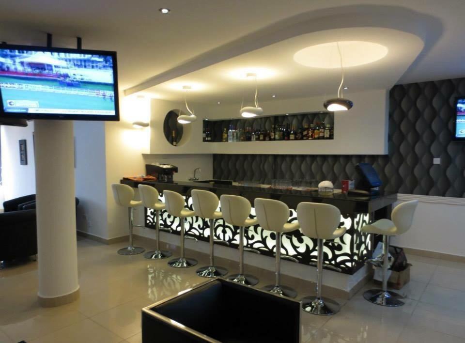 Airport Plaza Hotel Djoeba Buitenkant foto